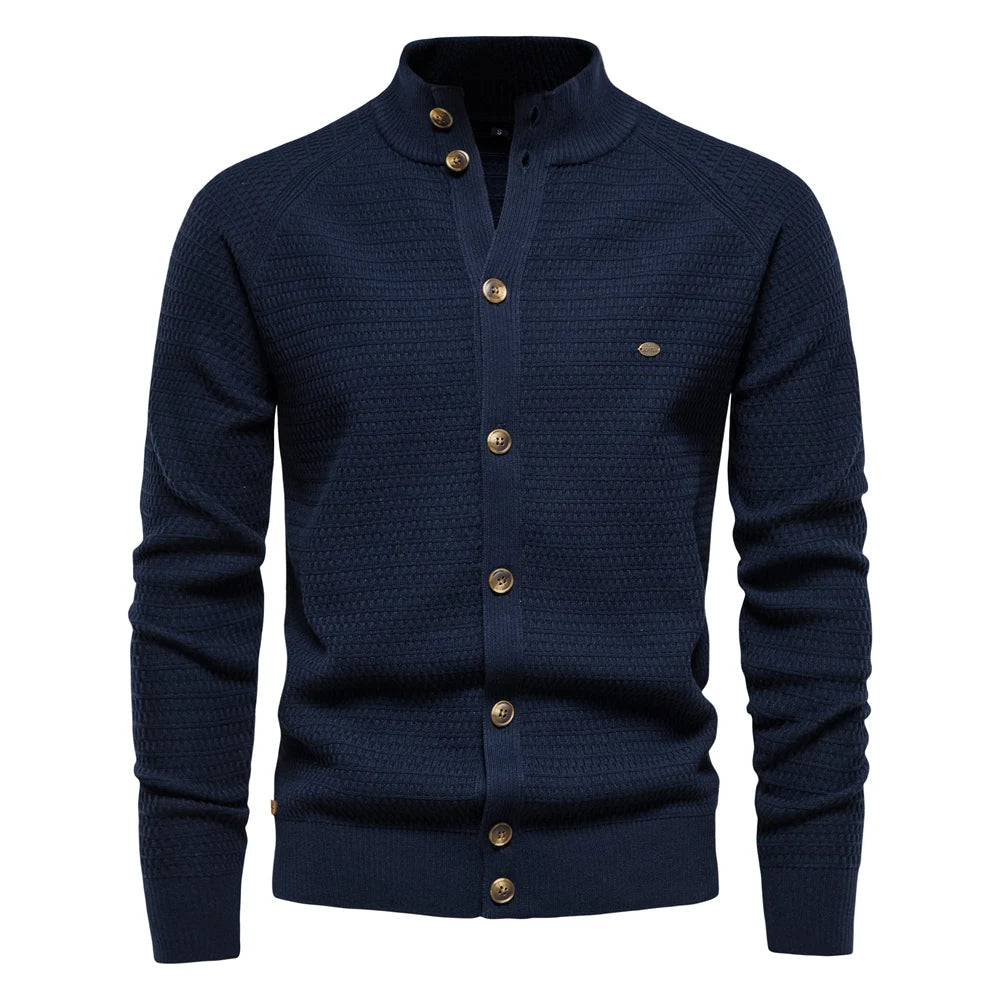 Warm gebreid herenvest van puur katoen met knoopsluiting, biedt comfort in de winter.