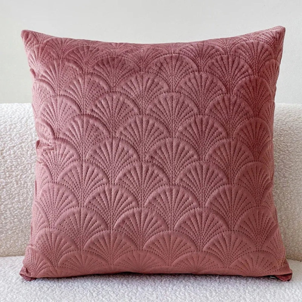 Luxe fluwelen kussenhoes met schelpdesign, ideaal sierkussen voor een kuststijl woonkamer.