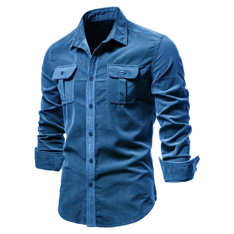 Man draagt een casual corduroy heren overhemd, geschikt voor dagelijkse kleding.