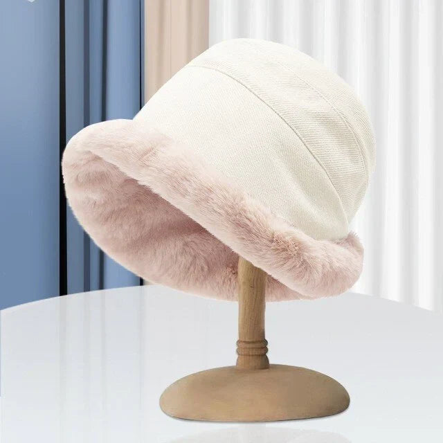 Trendy dames wintermuts FrostChic, een modieuze beanie met warme fleecevoering voor elke gelegenheid.