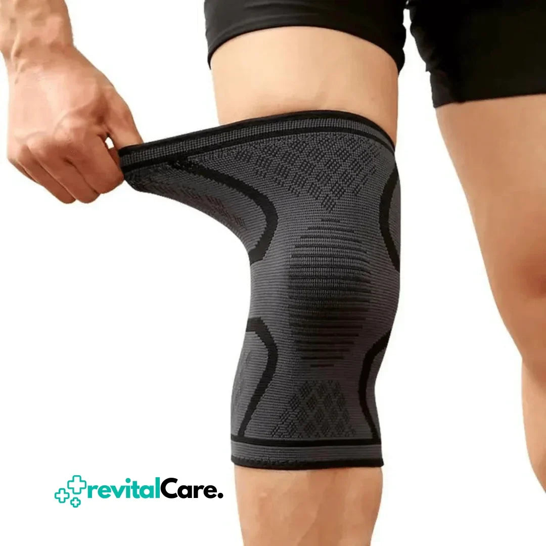 Persoon draagt FlexiKnee Pro kniebandage tijdens hardlopen, focus op compressiebrace.