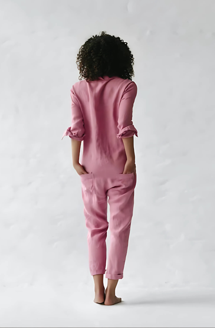 Comfortabele roze dames jumpsuit van Hoymans met knoopsluiting, zakken en modieuze enkellengte, voor een zomer.