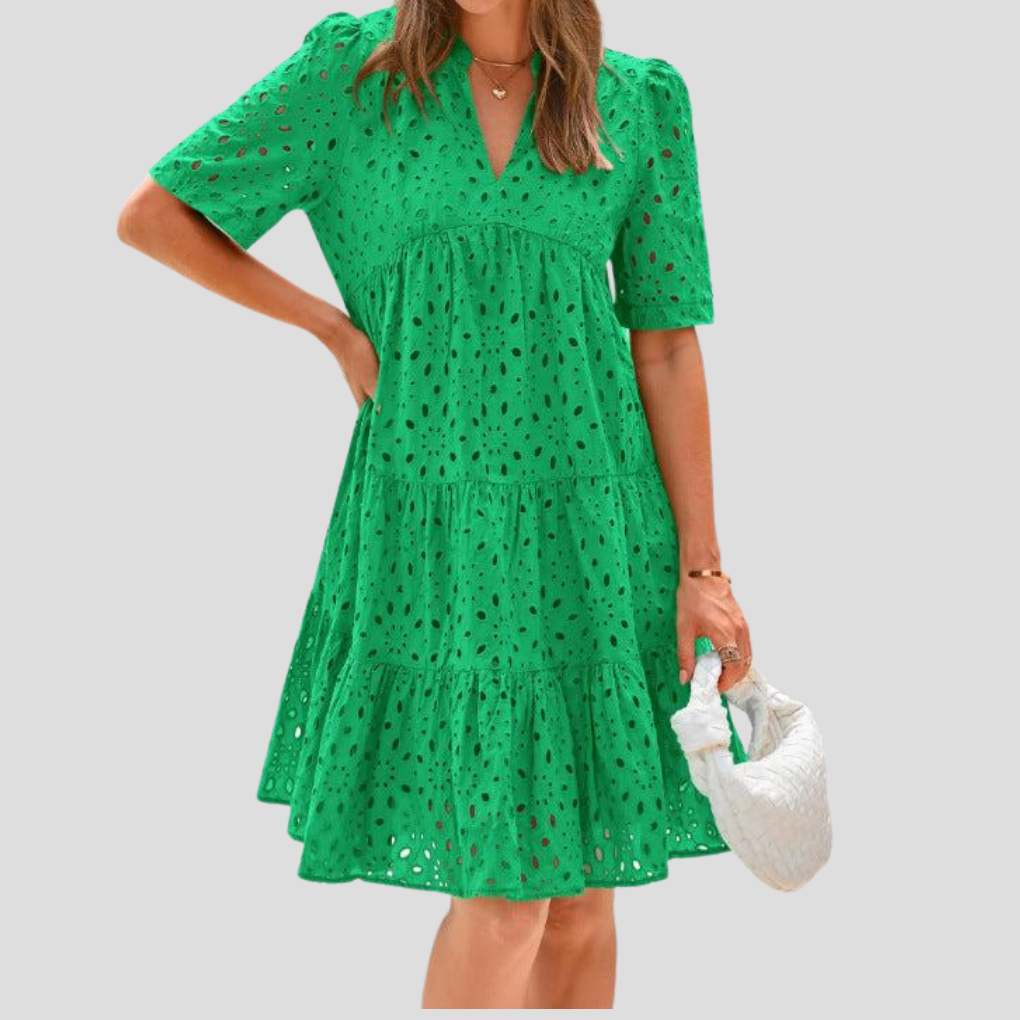 Zijaanzicht van de luchtige A-lijn gehaakte strandjurk voor dames. Ideaal voor een koele en stijlvolle zomerlook.