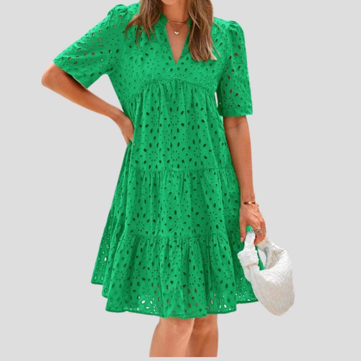 Zijaanzicht van de luchtige A-lijn gehaakte strandjurk voor dames. Ideaal voor een koele en stijlvolle zomerlook.