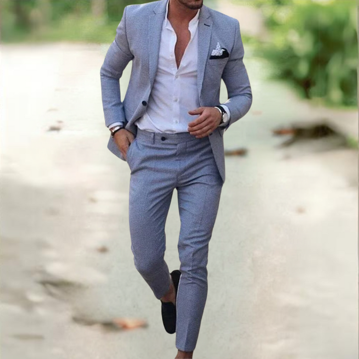 Modern slim fit kostuum voor heren, toont strakke pasvorm en elegante uitstraling voor elke gelegenheid.
