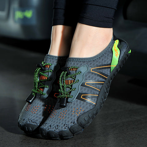 Ademende unisex aquaschoenen met antislipzool voor veilige grip tijdens alle wateractiviteiten en aan het strand.