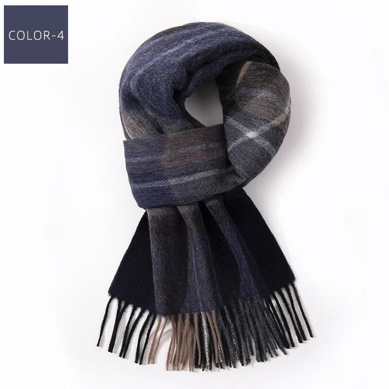 Detail van een geruite wollen herensjaal. Biedt warmte en stijl als onmisbaar winteraccessoire voor mannen.