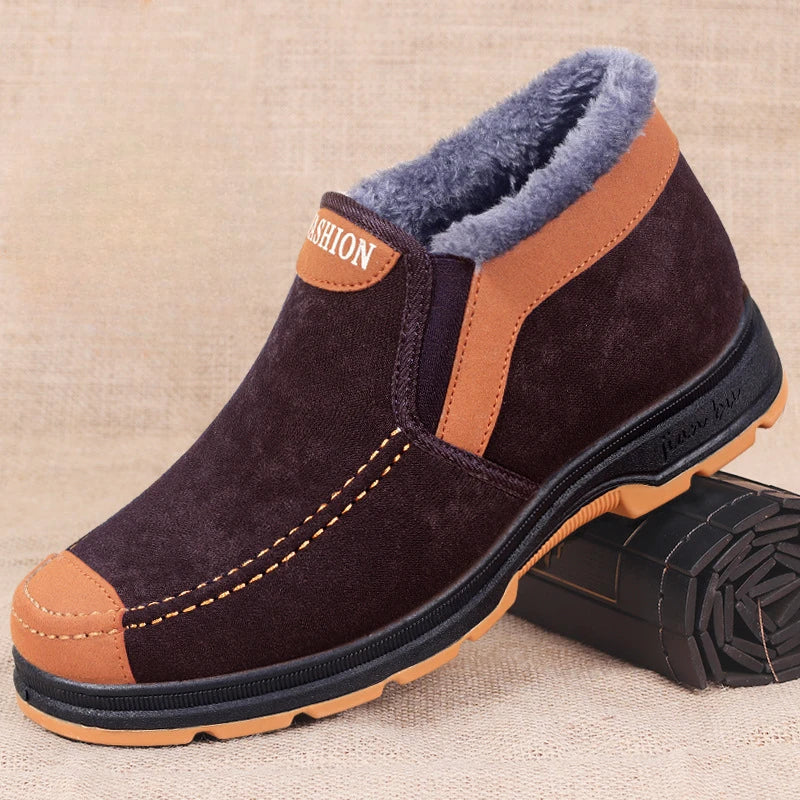 Gedetailleerde close-up van de antislipzool van robuuste heren winterschoenen voor grip.