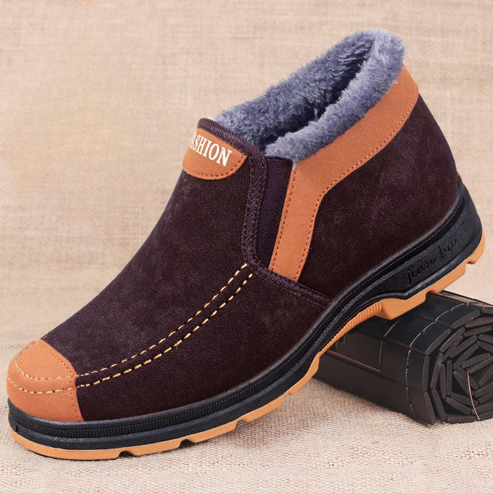 Gedetailleerde close-up van de antislipzool van robuuste heren winterschoenen voor grip.