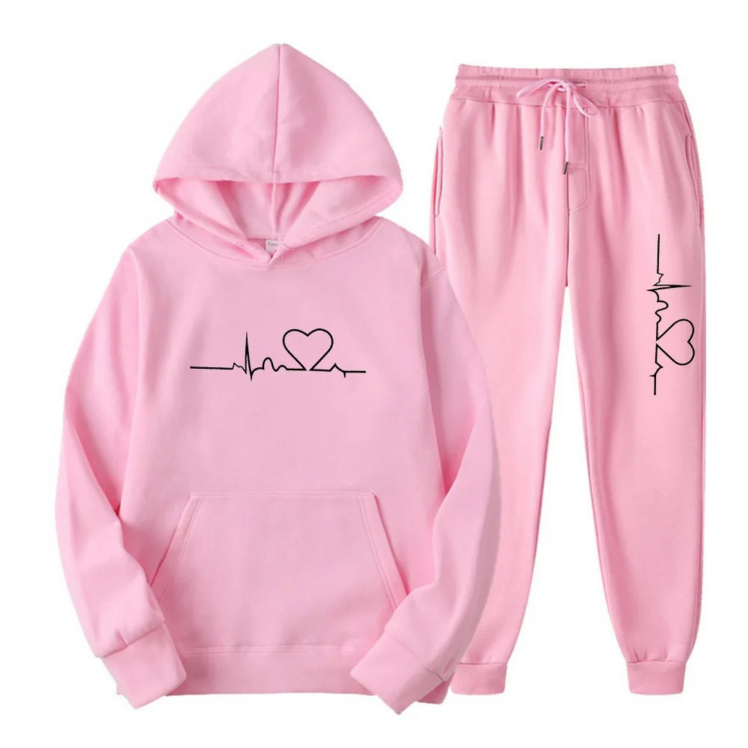 Modieus dames relaxkleding pak met capuchon, trendy outfit voor thuis of onderweg.