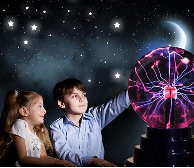 Nieuwsgierigmakende interactieve plasma bol lamp die reageert op aanraking, voor een unieke visuele ervaring.