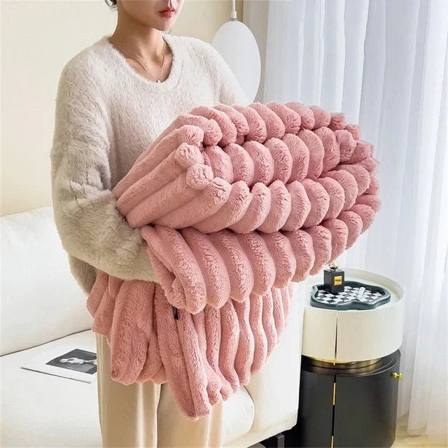 Zilvergrijze luxe pluche deken CozyWrap; een zachte en comfortabele woondeken.