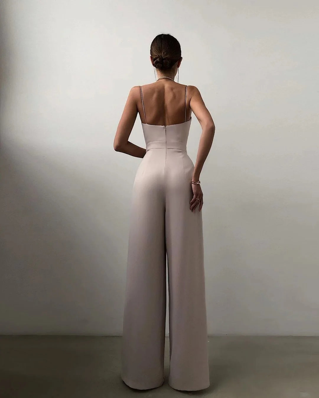 Hoymans dames jumpsuit in diepblauw, mouwloos met v-hals en moderne wijde pijpen; frisse zomerlook.
