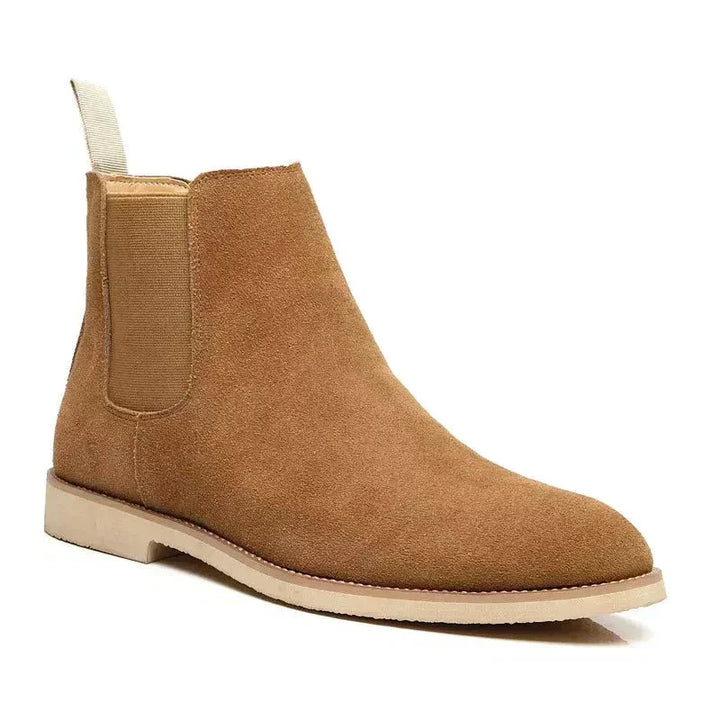 Detail van hoogwaardige leren heren chelsea boots. Luxe instappers met subtiele stiksels voor een elegante look.