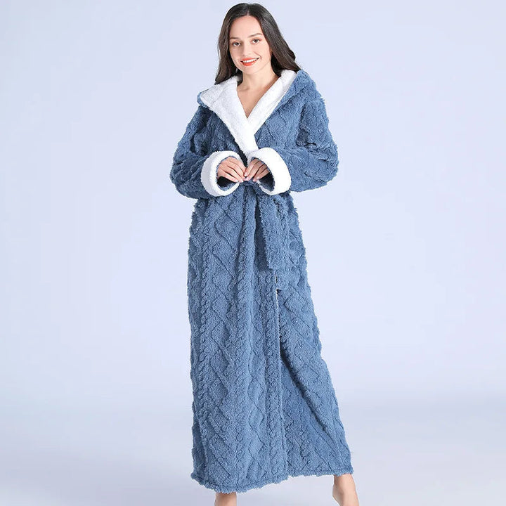 Warme badjas met capuchon voor dames, comfortabel en modieus als badmode of huispak.