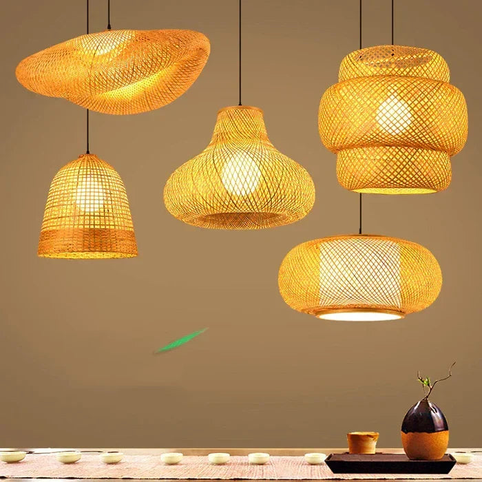 Natuurlijke rotan hanglamp met open weefsel, zorgt voor unieke schaduwen. Duurzame sfeerverlichting.