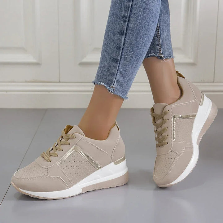 Witte AirKicks dames comfort schoenen. Stijlvolle en veelzijdige sneakers voor elke gelegenheid.