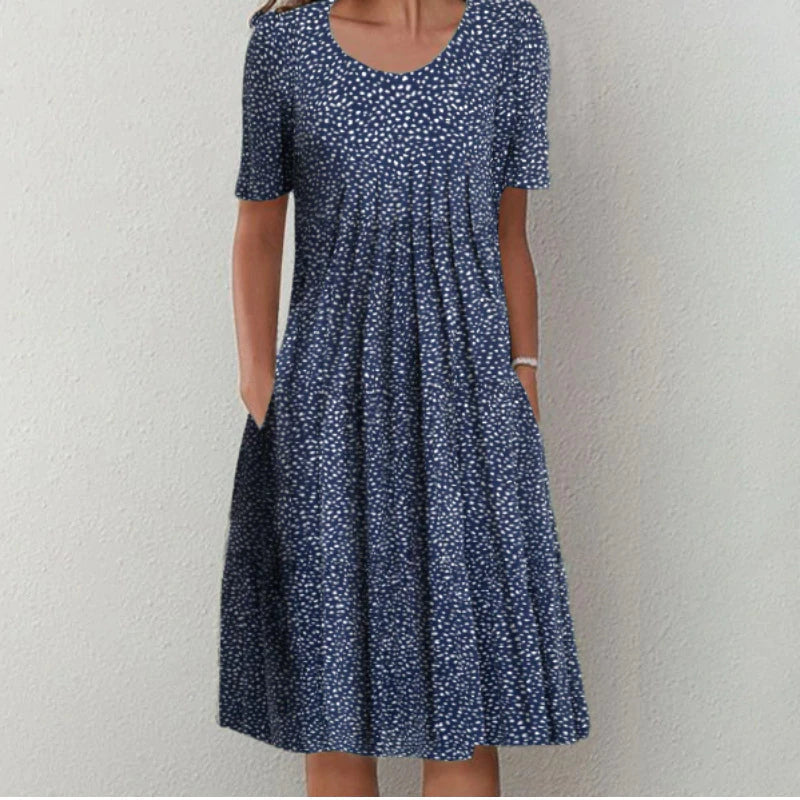 Casual dames zomerjurk met frisse bloemenprint, diepe V-hals en zakken. Ultieme vakantie of weekend outfit.