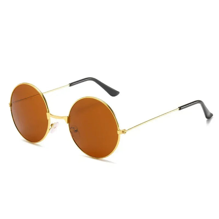 Close-up van de stijlvolle ronde unisex zonnebril. Perfecte mix van vintage mode en moderne UV400 bescherming.