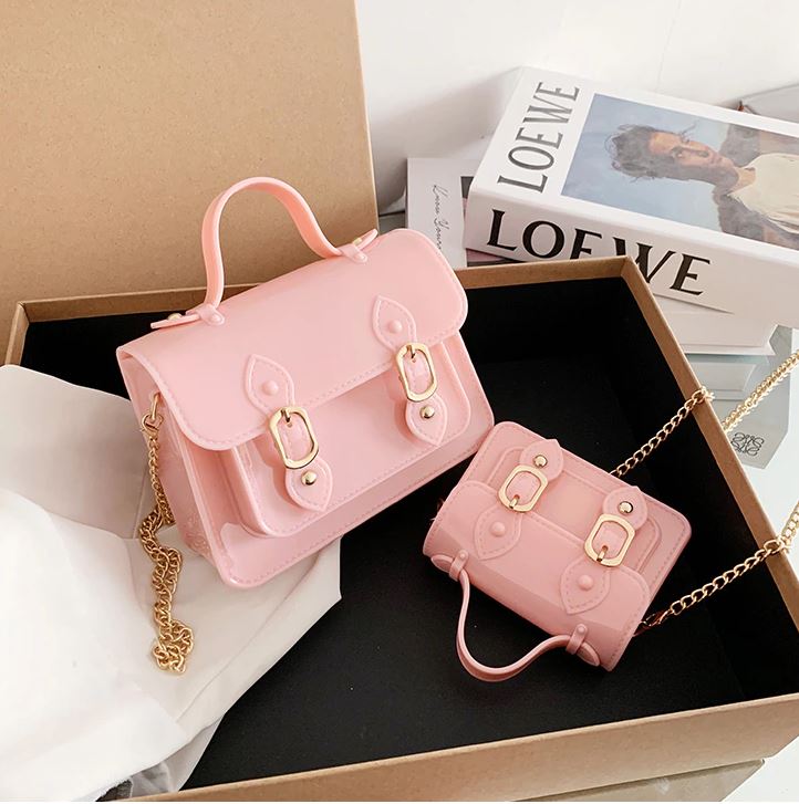 Modieuze jelly chain tas, een stijlvol accessoire voor elke vrouw.