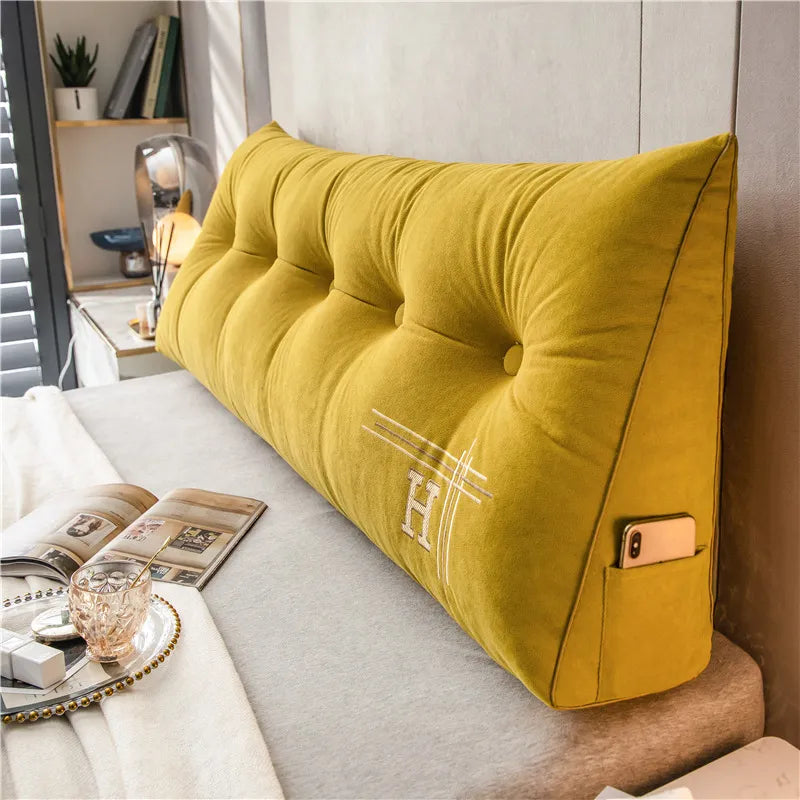 Elegant groot decoratief comfortkussen EmbraceNest; een zacht loungekussen voor modern interieur en ontspanning thuis.