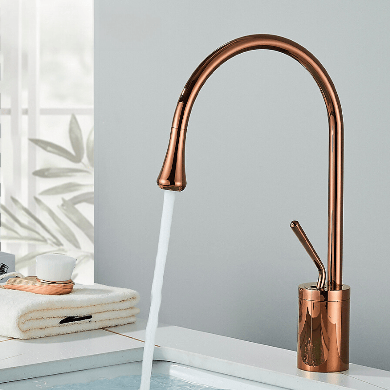 Roségouden design wastafelkraan, moderne warm & koud mengkraan, een eyecatcher in de luxe badkamer.