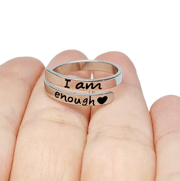 Glanzende verzilverde damesring met inspirerende 'I Am Enough' inscriptie, voor meer zelfvertrouwen.