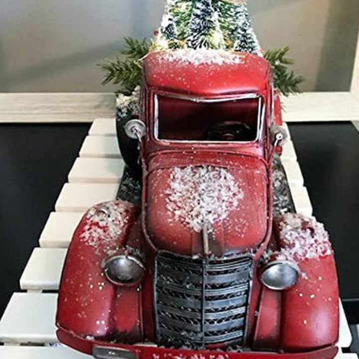 Sfeervol kerst middenstuk: rode vrachtwagen met kerstboom, ideaal voor op tafel of schouw.