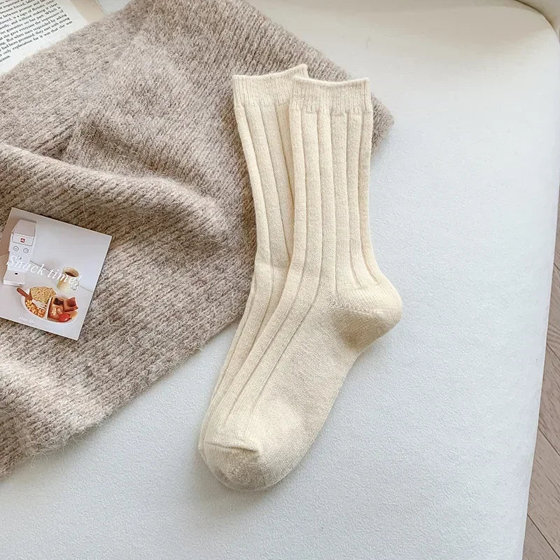 Set van comfortabele dames wintersokken; zacht, warm en in neutrale tinten.