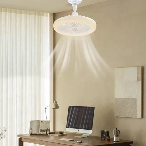 Witte CoolLight plafondventilator met LED in een modern wooninterieur, biedt verkoeling en sfeervolle verlichting.