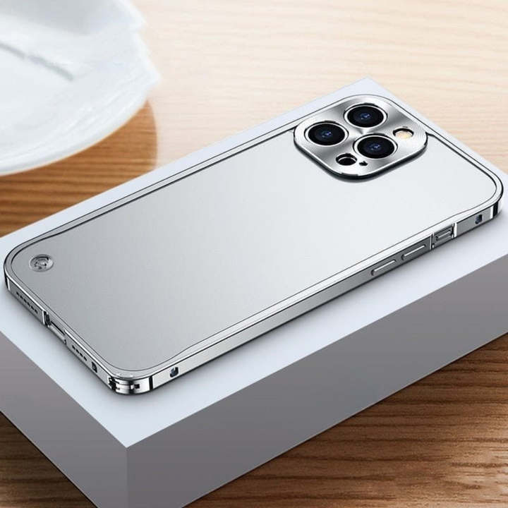 Duurzame aluminium telefoonhoesje voor iPhone, slank en stijlvol. Beschermt tegen stoten, krassen en dagelijkse slijtage.