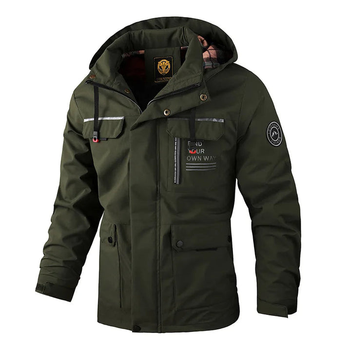 Man draagt een robuuste, waterdichte heren winter parka jas. Ideaal voor winterse outdoor avonturen.
