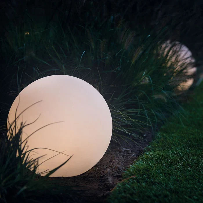 Oplaadbare bolvormige tuinlamp met LED, sfeervolle decoratie voor elke buitenruimte.