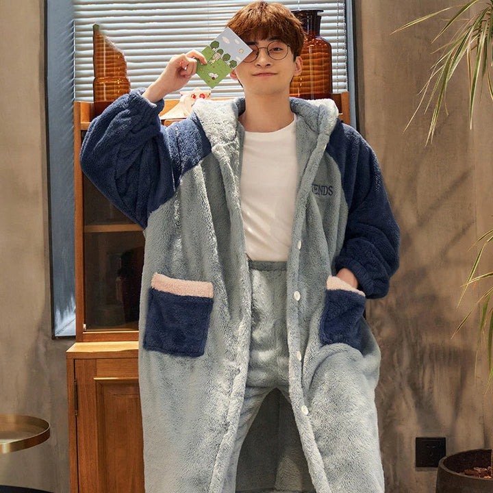 Warme flanellen badjas set voor heren met capuchon. Heerlijk als huispak of loungekleding voor koude winteravonden.