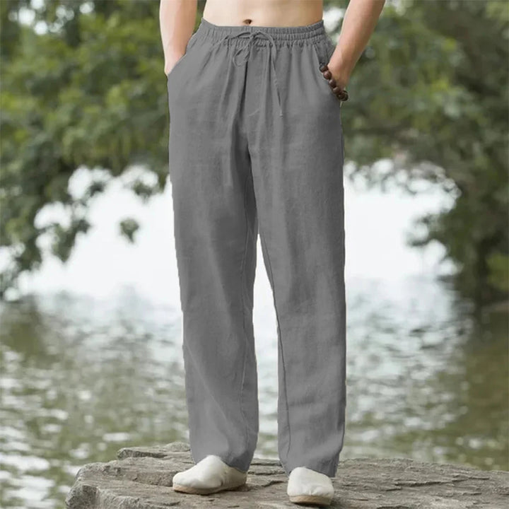 Stijlvolle heren casualbroek in grijs, met relaxte pasvorm. Geschikt voor strand, vakantie of vrije tijd.