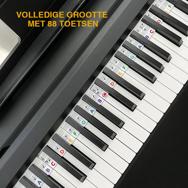 Witte siliconen notenlabels direct op de toetsen van een 88-toetsen piano, leermiddel voor beginners.