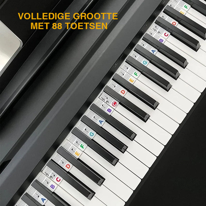 Witte siliconen notenlabels direct op de toetsen van een 88-toetsen piano, leermiddel voor beginners.