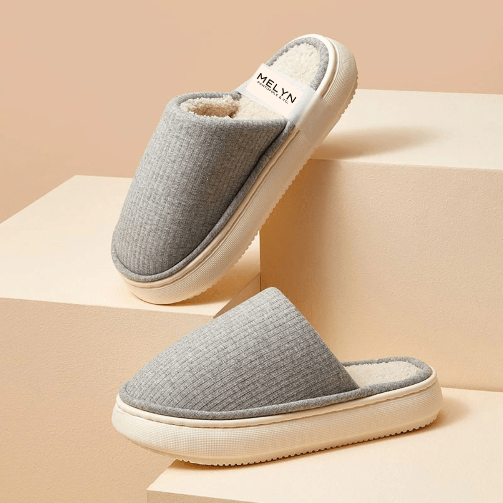 Zachte en comfortabele dames cloud pantoffels, ontworpen voor warme voeten en antislip veiligheid.