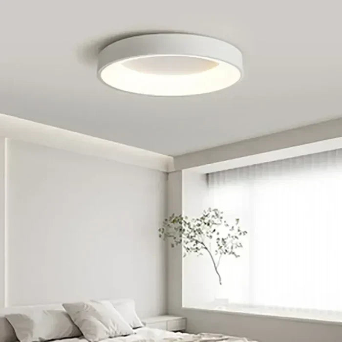 Minimalistische ronde LED plafondlamp. Energiezuinig en dimbaar, met strak Scandinavisch design voor moderne interieurs.