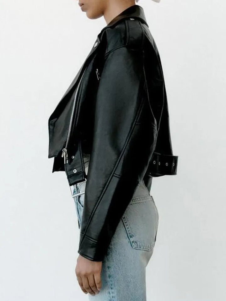 Tijdloos dames bikerjack met robuust design. Een fashion statement en essentiële jas voor je garderobe.
