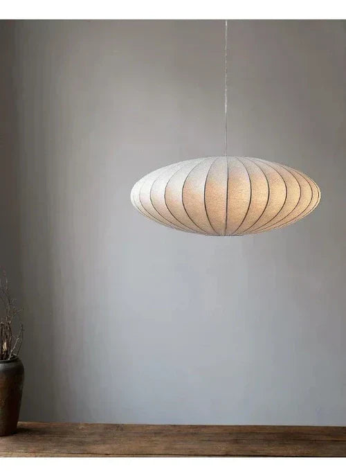 Prachtige SilkCrown zijdelamp met verfijnde zijde en glinsterende kristallen; luxe woondecoratie.