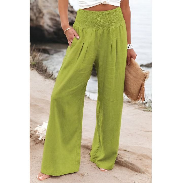 Vrouw draagt casual high-waist linnen broek met stretch, perfect voor de lente, zomer en vrije tijd.
