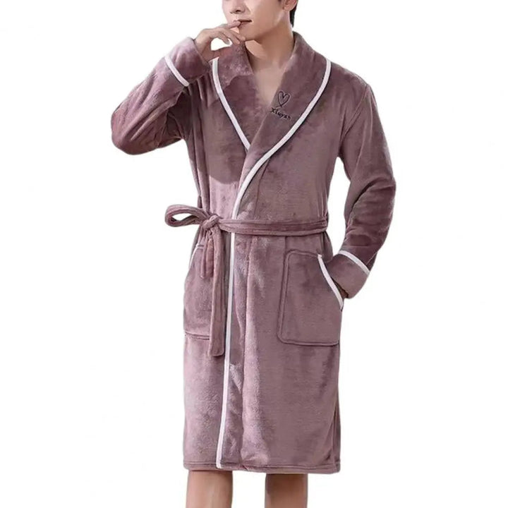 Detail van de geborstelde flanellen stof van een warme heren badjas, staat voor ultiem wintercomfort.