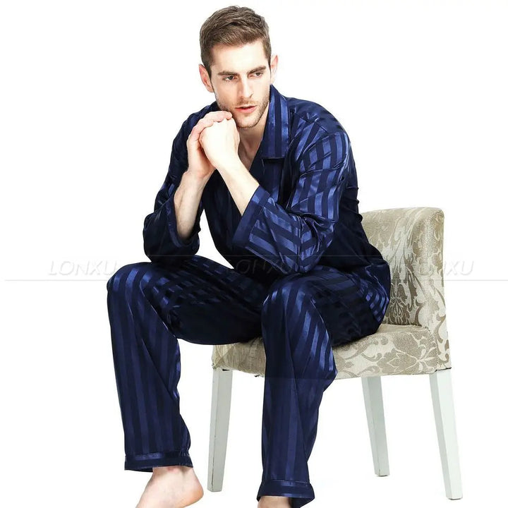 Detailopname van de zachte, glanzende zijden stof van de luxe herenpyjama. Pure comfort.