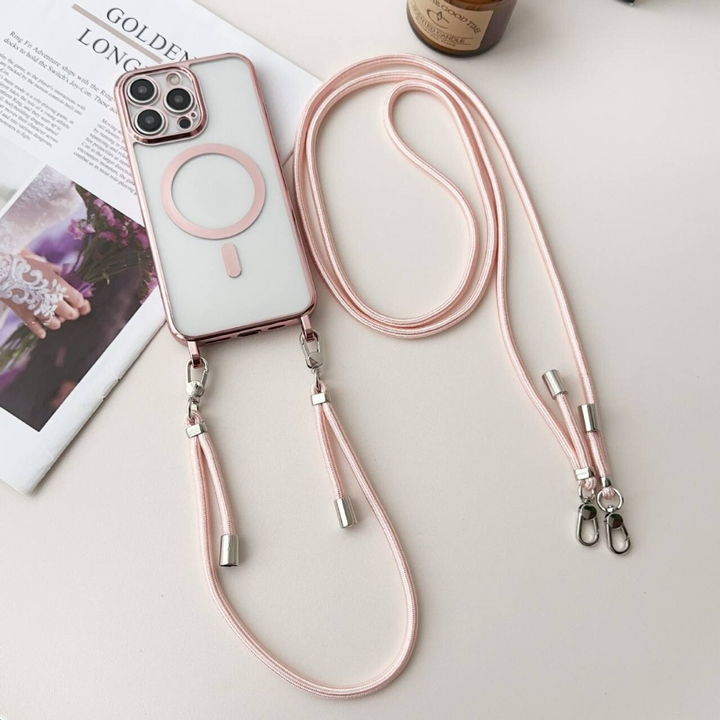 Persoon gebruikt iPhone in MagSafe schouderhoes met draagriem tijdens het reizen. Veilig en toegankelijk.