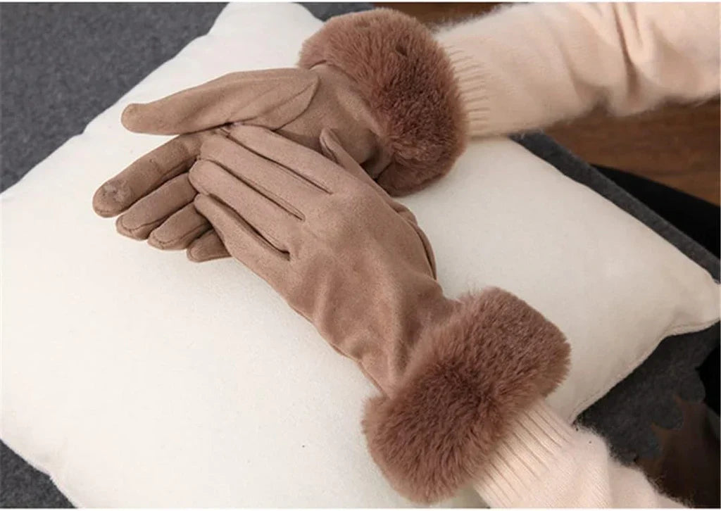 Warme dameshandschoenen van suède, met luxe bontlook en comfortabele pasvorm.