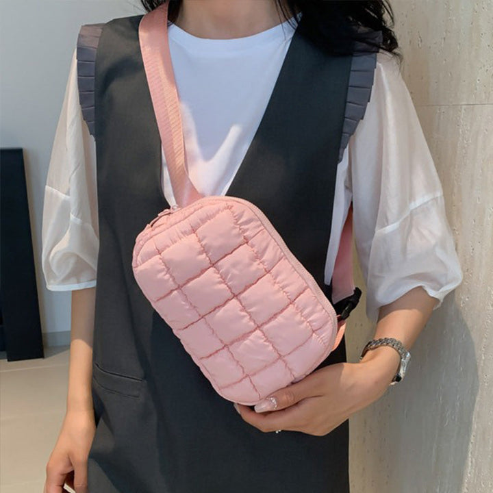 Maak je outfit compleet met deze modieuze puffer crossbody tas, een lichtgewicht dames accessoire.