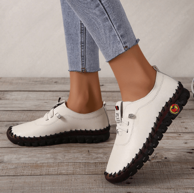 Casual damesmode: lichtgewicht instappers met orthopedische kenmerken voor dagelijks gebruik.