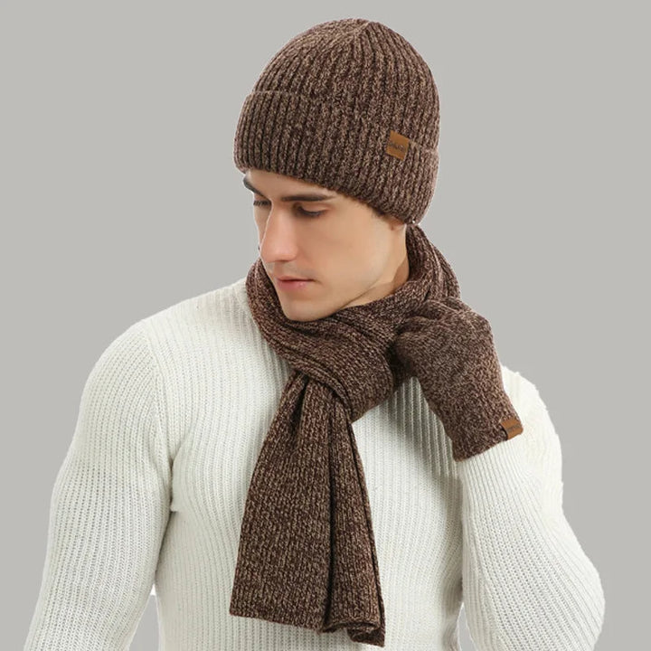 Comfortabele heren winterset: stijlvolle muts, dikke sjaal en warme handschoenen voor de winter.