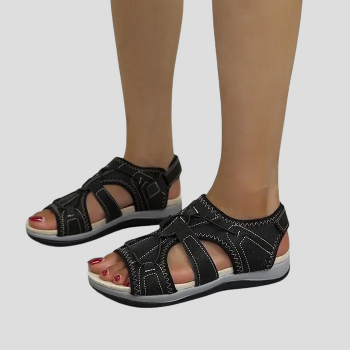 Zomerse damessandalen met comfortabele wigzool, ideaal voor dagelijks gebruik en zonnige dagen.